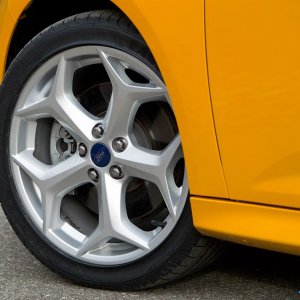 38-vw-gti-ford-focus-st-comparison.jpg