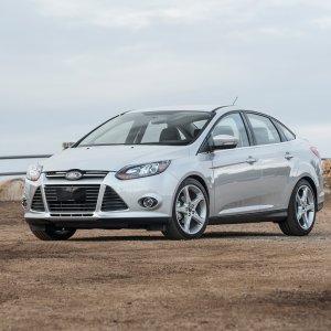 2014-Ford-Focus-Titanium-front-three-quarter-02.jpg